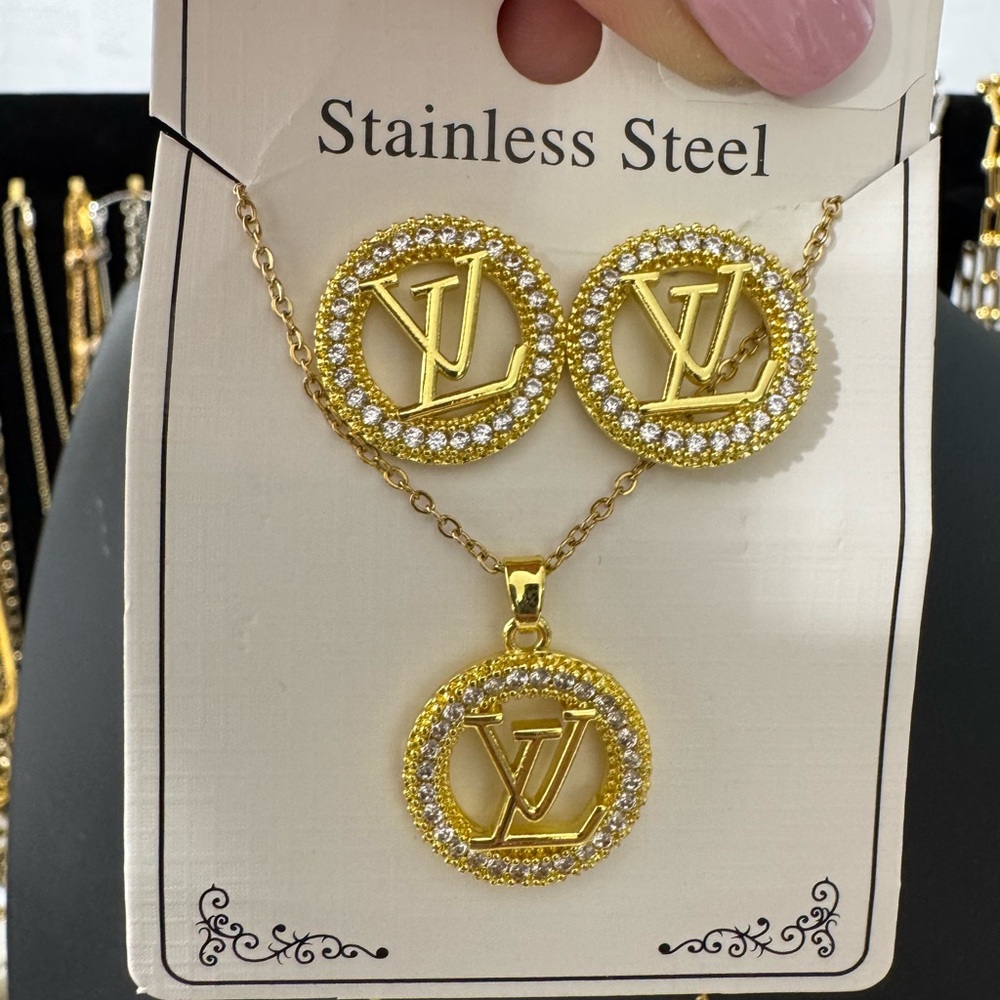 Beautiful necklace and earring set